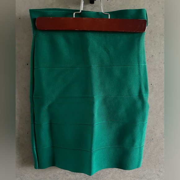 Excellent condition green BCBG bandage skirt - Picture 5 of 5